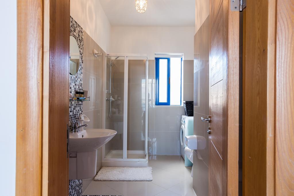 Appartement Seaview Luxury Penthouse With Shared Swimming Pool à Għajnsielem Extérieur photo